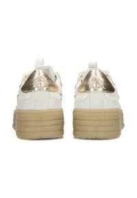 Sneaker bianchi con dettagli metallici dorati sul tallone, tomaia in camoscio, suola in gomma testurizzata e linguetta per una facile calzata.