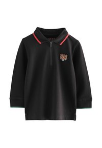 Čierna polo košeľa s dlhým rukávom a zipsovým golierom, s červeným akcentom na golieri a vyšívaným logom tigra na hrudi.