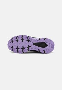 Semelle de chaussure en noir et lavande, présentant un motif texturé pour l'accroche avec des crampons prononcés et des formes angulaires, conçue pour l'adhérence.