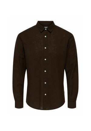 Mørkebrun skjorte i langærmet med knapper og spids krave, vist forfra på hvid baggrund.