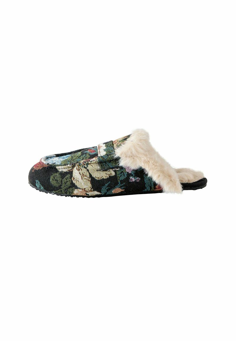 Zwarte stoffen slipper met bloemenpatroon, voorzien van een fluffy, lichtgekleurde nepbont rand, open achterkant en een gestructureerde zwarte zool.