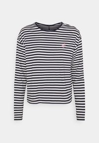 Långärmad skjorta i marinblå och vit randig design, i bomull, med rund halsringning och en liten rosa blommig brodyr på bröstet.