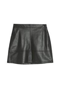 Czarna skórzana mini spódnica o gładkiej fakturze, z dwoma przednimi kieszeniami i przeszytymi liniami jako detal stylizacyjny.