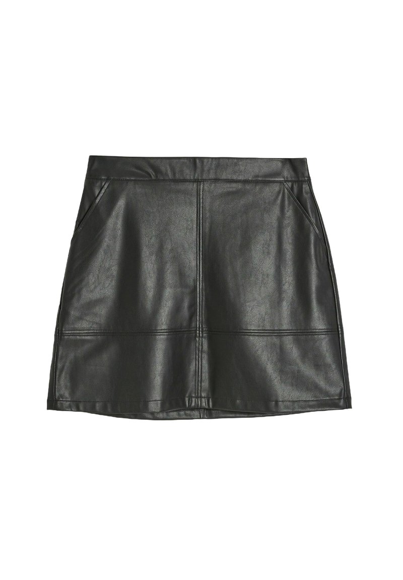 Czarna skórzana mini spódnica o gładkiej fakturze, z dwoma przednimi kieszeniami i przeszytymi liniami jako detal stylizacyjny.