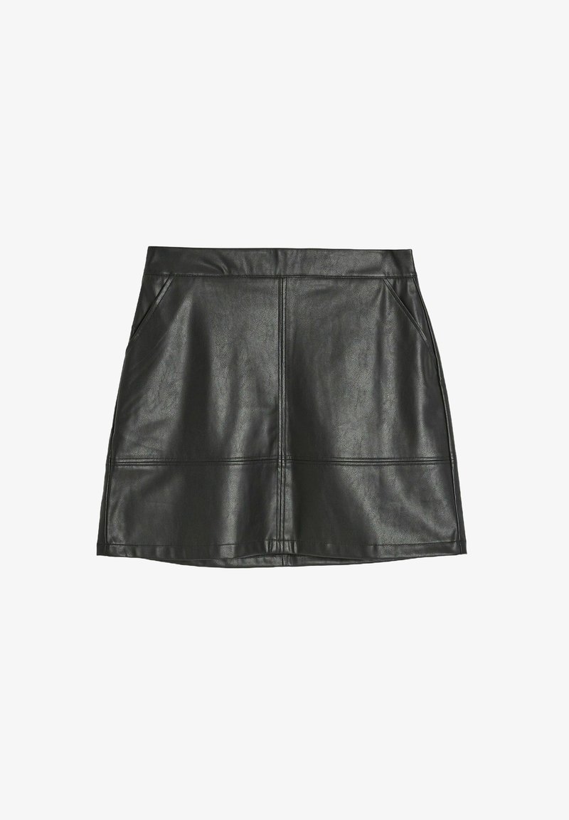 Czarna skórzana mini spódnica o gładkiej fakturze, z dwoma przednimi kieszeniami i przeszytymi liniami jako detal stylizacyjny.