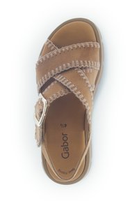 Sandal in suede marrone con fasce incrociate, dettagli di cucitura leggeri e una fibbia. Suola leggera per il massimo comfort.
