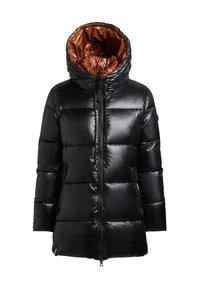 Svart puffjacka med huva, med en blank yta och en orange innerfoder, blixtlåsförsedda fram och vadderad design för isolering.