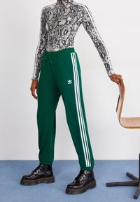 adidas Originals Teplákové kalhoty - green