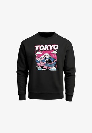 Schwarzes Sweatshirt mit einem bunten Grafikdesign des Berges Fuji, einem Kranich und Wolken, wobei das Wort "TOKYO" in Weiß und Pink deutlich hervorgehoben ist.