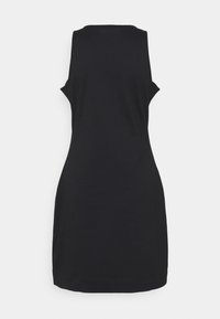 Czarna sukienka bez rękawów o prostym kroju i wysokim, okrągłym dekolcie, pokazana od tyłu na jednolitym białym tle.