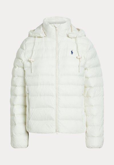 Witte doorgestikte donsjas met capuchon en trekkoorden, ritssluiting aan de voorkant, ritszakken aan de zijkant en een klein geborduurd logo op de borst.