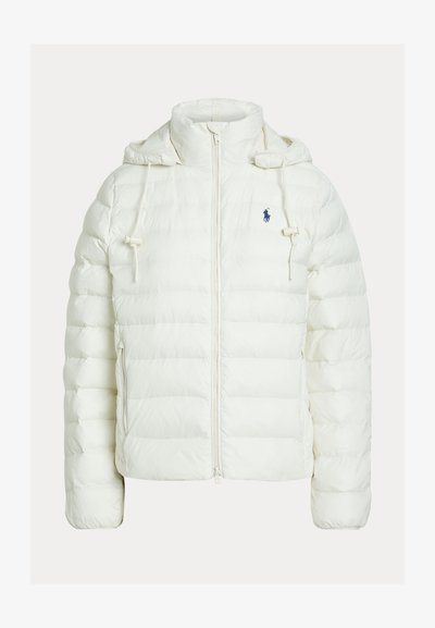 Witte doorgestikte donsjas met capuchon en trekkoorden, ritssluiting aan de voorkant, ritszakken aan de zijkant en een klein geborduurd logo op de borst.