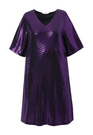 Robe en sequins mauves avec un décolleté en V, des manches courtes et une coupe ample, présentant une texture brillante et une doublure intérieure lisse.