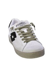 Sneaker bianca in pelle con lacci verde oliva, accento logo nero, punta perforata e suola in gomma grigia chiara testurizzata.