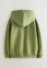 Sudadera de algodón verde con una gran capucha, puños y dobladillo acanalados. Textura suave con un diseño liso y sin patrones ni herrajes visibles.