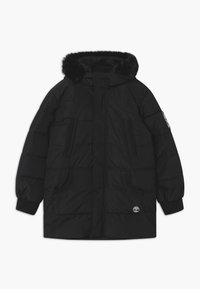 Parka nera imbottita con cappuccio foderato in pelliccia, chiusura a zip frontale, due tasche laterali e polsini a costine. Presenta un dettaglio del logo in basso a sinistra.