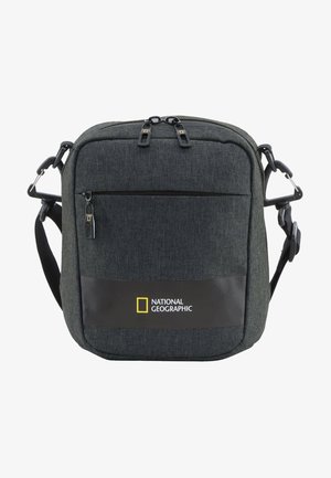 Graue Stoff-Crossbody-Tasche mit einer vorderen Reißverschlusstasche, verstellbarem Tragegurt und einem National Geographic-Logo auf einem schwarzen Akzentpanel.