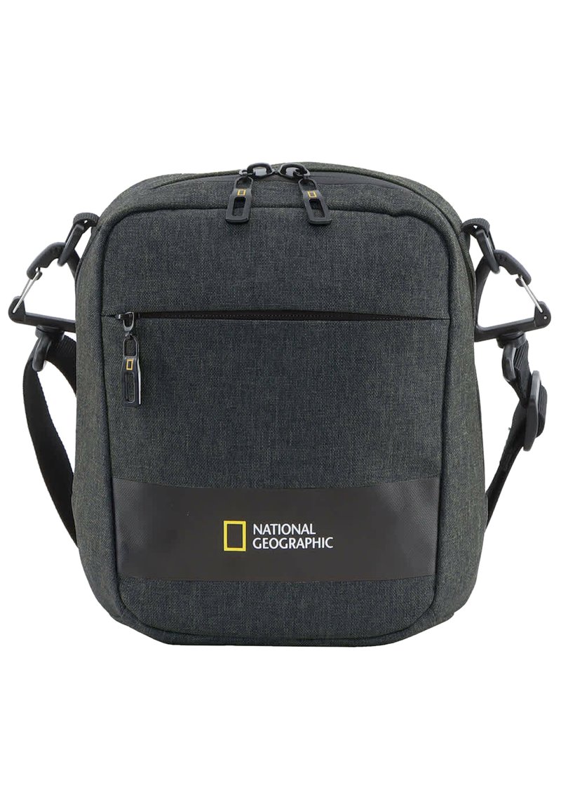 Graue Stoff-Crossbody-Tasche mit einer vorderen Reißverschlusstasche, verstellbarem Tragegurt und einem National Geographic-Logo auf einem schwarzen Akzentpanel.
