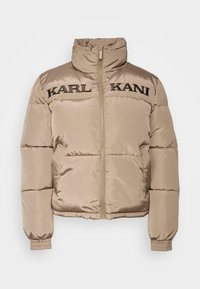 Jachetă puffer bej cu guler înalt, închidere cu fermoar, mansete elastice și "KARL KANI" brodată în negru pe piept.