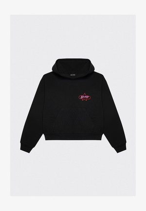 Czarna krótka bluza z kapturem, wykonana z teksturowanej tkaniny. Ozdobiona dużą, czerwoną haftowaną gwiazdą i napisem "SUPER" na środku. Zawiera kieszeń kangurzą.