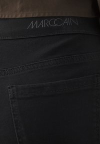 Marc Cain Kitsa lõikega teksad - black