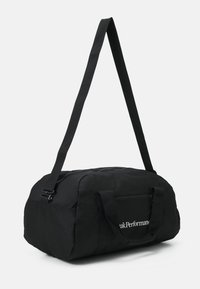 Bolsa de deporte negra hecha de un tejido duradero, con dos asas, una correa de hombro ajustable y un compartimento con cremallera para almacenamiento.