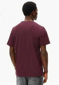 Bordeauxrood T-shirt van lichtgewicht katoen, korte mouwen, ronde hals, gladde textuur, met een eenvoudig, effen ontwerp en een losse pasvorm.