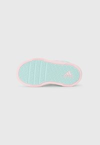 Kerge akva sinine sneakerite tald tekstureeritud pinnaga ja mesilaste kärje mustriga; roosa aktsent kannas ja külgedel. Brändimine on kaasatud.