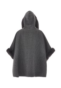 Houndstooth-poncho mustasa ja valkoisena hupulla, jossa on pehmeä musta tekoturkisreunus. Löysä, suorakulmainen malli.