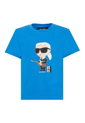 Blauw T-shirt met cartoon van een persoon in zonnebril en pak die gitaar speelt naast een speaker, tekst "KARL LAGERFELD" eronder.