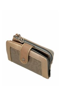 Cartera de cuero beige con logotipo en relieve, compartimento con cremallera y cierre a presión. Acabado texturizado con acentos lisos, forma rectangular compacta.