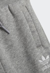 adidas Originals CREW SET - Trenirka - medium grey heather