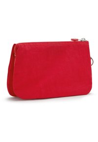 Bolsa con cremallera de color rojo, fabricada en un material suave. Forma rectangular con un leve brillo y un pequeño anillo de metal adjunto a un lado.