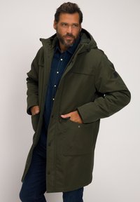 Olijfgroene waterdichte parka met capuchon, voorzien van grote zakken en drukknoopsluitingen. Ontworpen met een recht model en een gladde textuur.