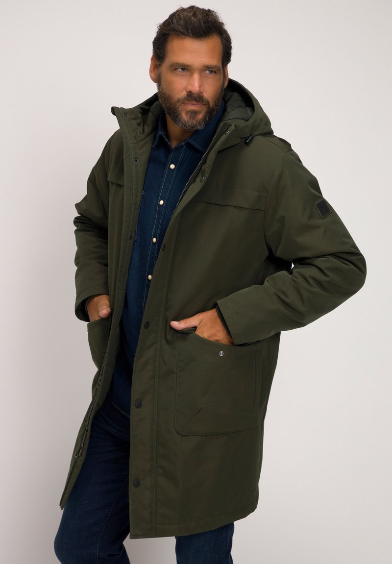 Olijfgroene waterdichte parka met capuchon, voorzien van grote zakken en drukknoopsluitingen. Ontworpen met een recht model en een gladde textuur.