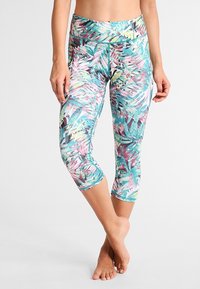 Legginsy capri wykonane z elastycznego materiału, ozdobione żywym tropikalnym wzorem w kolorach teal, różowym i żółtym, z wysokim stanem.