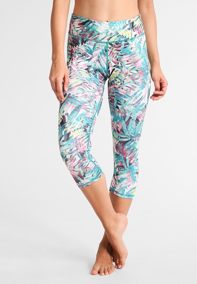 Legginsy capri wykonane z elastycznego materiału, ozdobione żywym tropikalnym wzorem w kolorach teal, różowym i żółtym, z wysokim stanem.