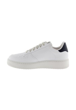 Hvid lavtopet sneaker med snørelukning foran, perforeret tå og sort hælklap på en tyk hvid sål.