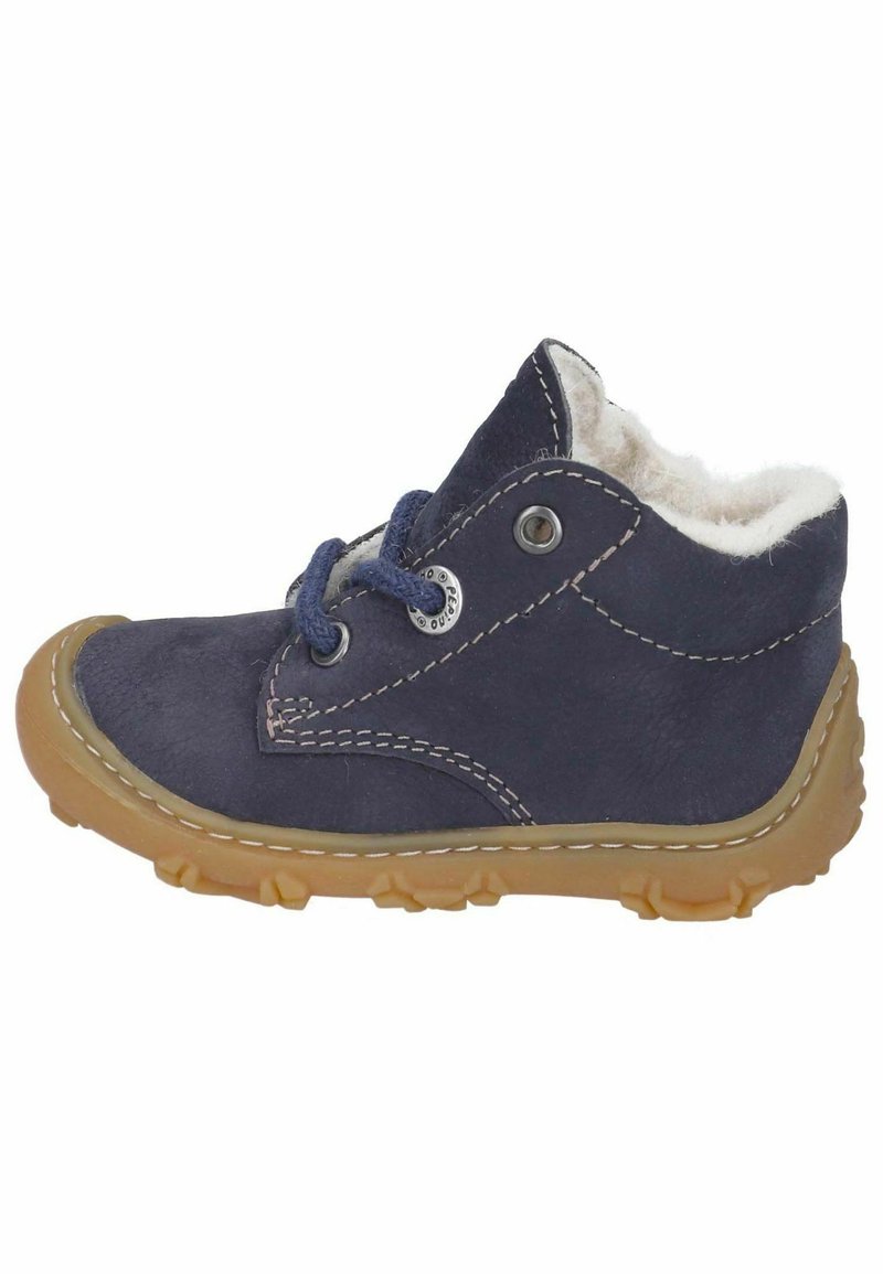 Botín de cuero azul marino con suela de goma beige, diseño de cordones, forro de piel de oveja blanco y detalles de costura blanca en contraste.