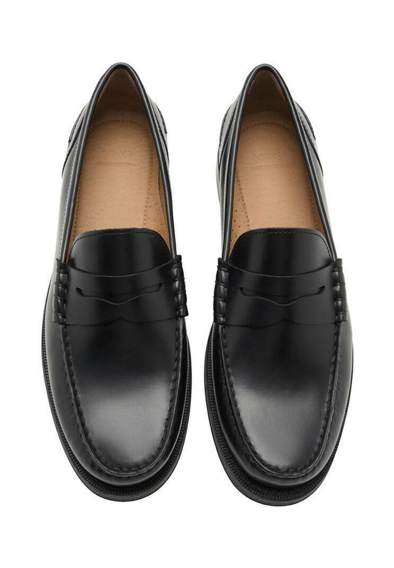 Schwarze Lederloafers mit glatter Oberfläche, versehen mit einer dekorativen Naht und einer flachen Sohle. Das Innere ist beige und hebt den Kontrast hervor.