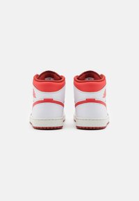 Sneakers alte bianche con accenti rossi, in materiale di pelle liscia, con collo imbottito e suola in gomma testurizzata. Presenta il logo sul tallone.
