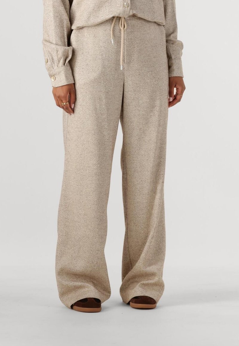 Beige visgraat wijde broek met een trekkoord in de taille en textuurstof. Bevat opgerolde boorden met knoopaccenten en open teen schoenen.
