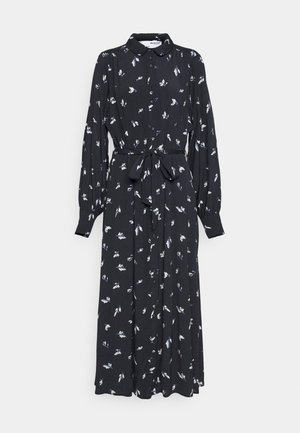 Robe longue noire avec col, fermeture à boutons, manches longues et ceinture à nouer. Présente des motifs floraux blancs sur l'ensemble. Fabriquée en tissu léger.