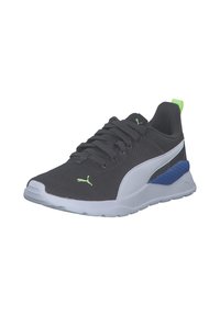 Chaussure de sport grise avec tige en mesh, accents blancs et bleus, tirette au talon verte et semelle texturée pour une meilleure adhérence. Comprend des lacets traditionnels.