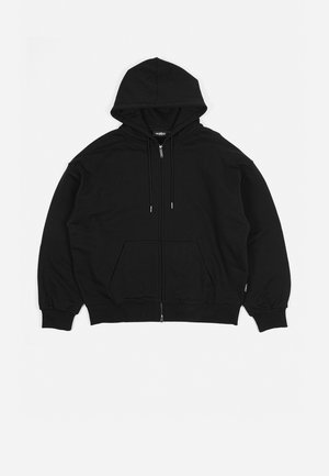 Sort zip-up hoodie lavet af blødt stof. Har en hætte, snore, to forlommer og ribbede manchetter og kant.