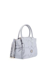 Grå quiltet håndtaske med en struktureret overflade, der har to korte håndtag og en aftagelig rem med logoaccents. Cirkulært guldfarvet metalhardware.