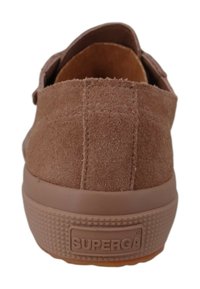 Braune Wildlederschlüpfschuhe mit gerundetem Zehenbereich, strukturiertem Gummisohle und geprägtem Logo an der Ferse sowie einem glatten Innenfutter.
