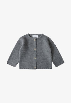 Gilet en tricot gris avec des manches longues, un col rond et cinq boutons en bois sur le devant. Tissu texturé avec un ourlet et des poignets côtelés.