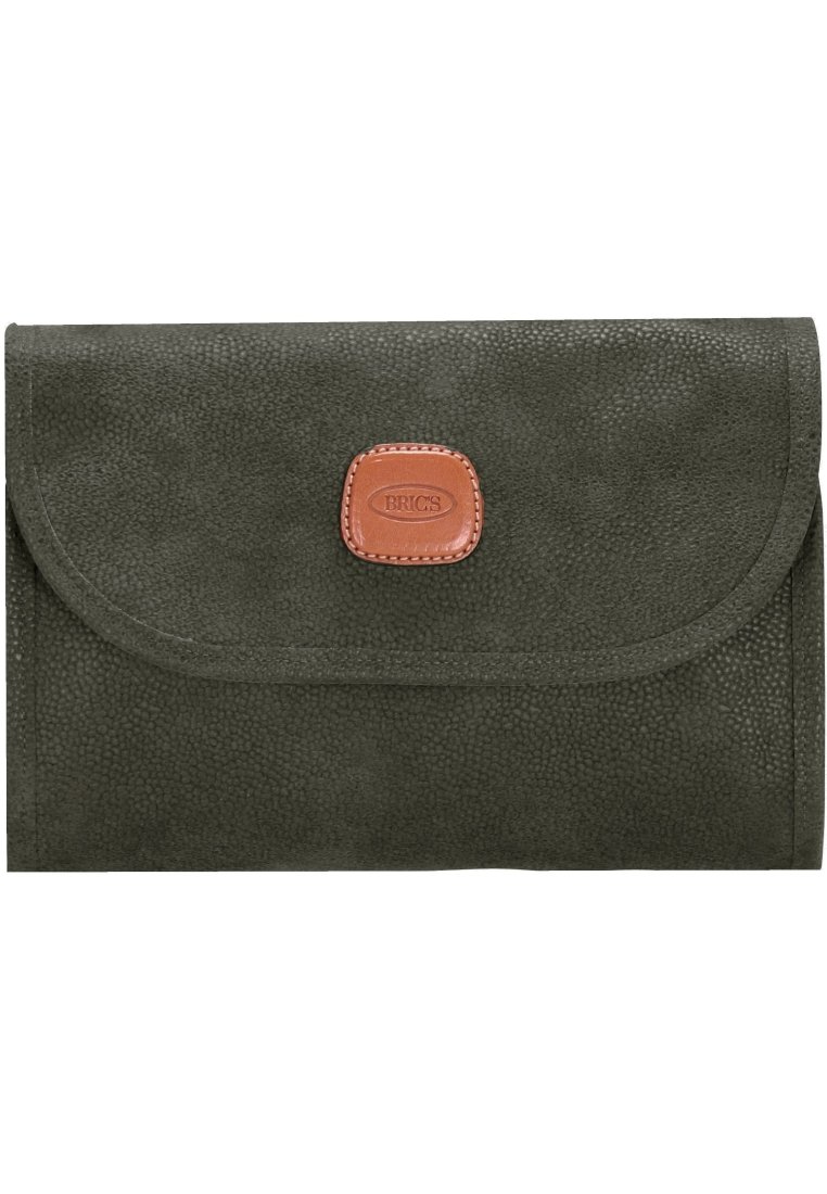 Portafoglio in pelle texturizzata verde oliva con un'accents in pelle marrone e patch con logo, dotato di patta pieghevole e bordi arrotondati.
