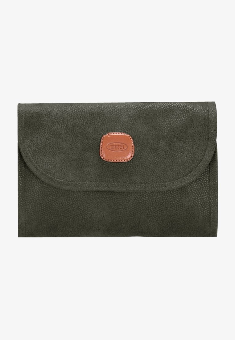 Portafoglio in pelle texturizzata verde oliva con un'accents in pelle marrone e patch con logo, dotato di patta pieghevole e bordi arrotondati.